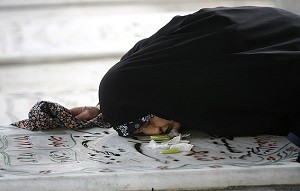 مادر شهید فرزین کریمی به فرزند شهیدش پیوست