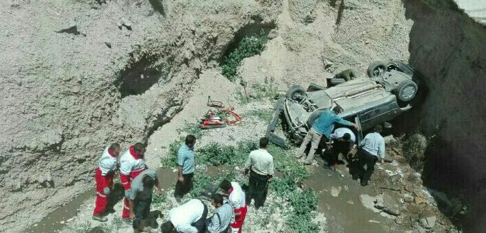 واژگونی خودروی پژو در محور ارجمند-فیروزکوه ۲ مصدوم و یک فوتی برجای گذاشت/ نقی شجاع، رئیس دانشگاه آزاد رودهن در این سانحه دچار مصدومیت شده است