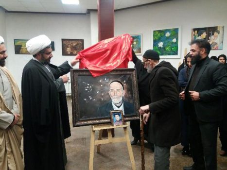 نمایشگاه نقاشی «طلوع فجر» در دماوند گشایش یافت/ رونمایی از تابلوی نقاشی پدر شهید «جواد هاشمی»