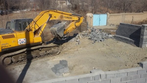 بستر و حریم یک مسیل در روستای مهرآباد بخش رودهن آزادسازی شد/ تخریب حدود ۱۰۰ متر دیوار در بستر و حریم نهر عمومی در شهر کیلان