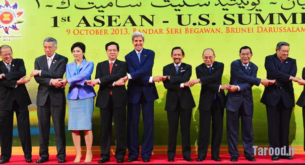 (Left to right) Philippine President Benigno Aquino, Singapore Prime Minister Lee Hsien Loong, Thailand Prime Minister Yingluck Shinawatra, Vietnam Prime Minister Nguyen Tan Dung, U.S. Secretary of State John Kerry, Brunei Sultan Hassanal Bolkiah, Myanmar President U Thein Sein, Cambodia Prime Minister Hun Sen, Indonesia President Susilo Bambang Yudhoyono, Laos Prime Minister Thongsing Thammavong and Malaysia Prime Minister Najib Razak link hands during a family photo session at the 1st ASEAN-U.S. Summit in Bandar Seri Begawan, Brunei, on Oct. 9. | Reuters