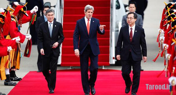 Kerry (center) walks with U.S. Ambasador to South Korea Sung Y. Kim (left) and deputy director general of South Korea's Foreign Ministry Moon Seoung-hyun upon his arrival at a military airport in Seongnam on April 12. | Reuters