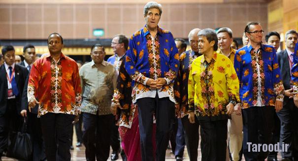 Kerry walks with foreign ministers, including Brunei's Minister of Foreign Affairs and Trade Prince Mohamed Bolkiah (front, in yellow) and Norway's Minister for Foreign Affairs Espen Barth Eide (right), as they attend a cultural event and dinner at the conclusion of the second day of the ASEAN security conference in Bandar Seri Begawan, Brunei, on July 1. | Reuters