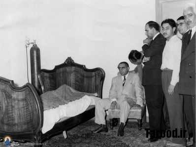 1334.علی امینی درکنار پیکر احمد قوام لحظاتی پس ازدرگذشت وی