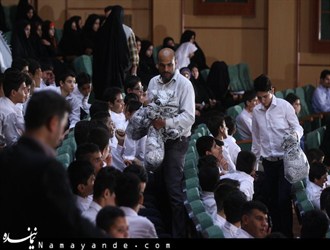 جمع آوری چفیه حاضران در افطاری روحانی