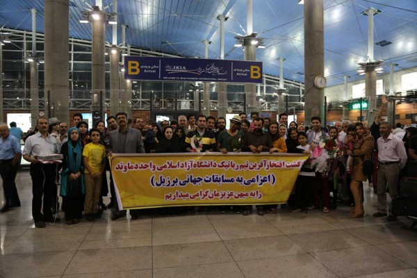 تیم رباتیک دانشگاه ازاد دماوند در بازگشت از برزیل