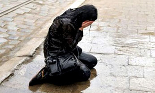 پاشیدن آب به صورت دختران