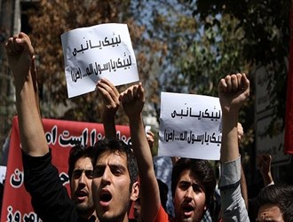 تظارهرات در سفارت فرانسه در واکنش توهین شارلی ابدو به پیامبر