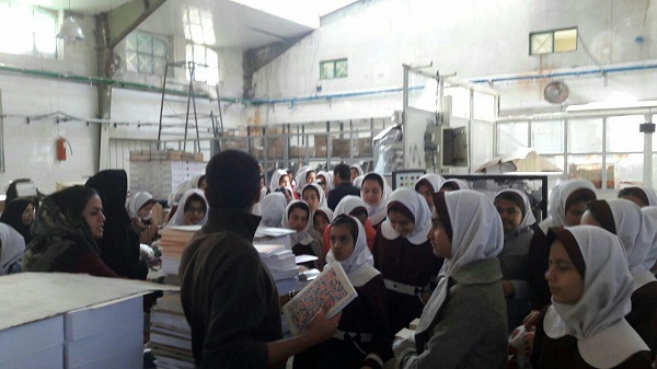 بازدید دانش آموزان از کارخانه تولید دفتر