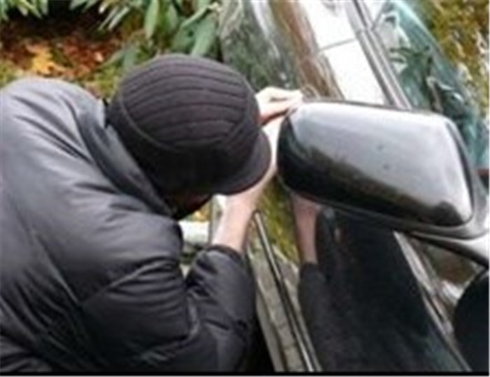 دستگیری سارق محتویات خودرو با 10 فقره سرقت در رودهن