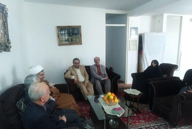دیدار مسئولان با خانواده شهیدان جعفری و کاکل قمی در دماوند (1)