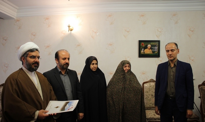 دیدار مسئولان با خانواده شهید محمد سلطانی در دماوند (1)
