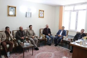 مسئولان اداره منابع طبیعی و آبخیزداری شهرستان دماوند با امام جمعه بهمناسبت هفته منابع طبیعی (1)