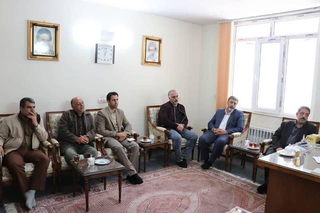 مسئولان اداره منابع طبیعی و آبخیزداری شهرستان دماوند با امام جمعه بهمناسبت هفته منابع طبیعی (1)