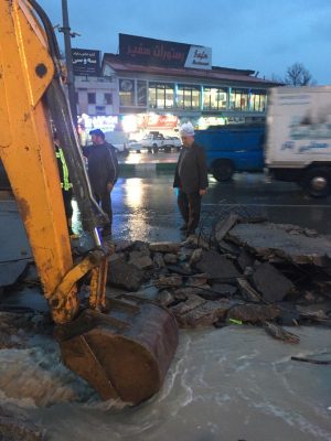 تخریب کانال‌های قدیمی آب در سه راهی گیلاوند جهت رفع آبگرفتگی بلوار آیت‌الله خامنه‌ای (1)