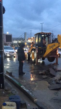 تخریب کانال‌های قدیمی آب در سه راهی گیلاوند جهت رفع آبگرفتگی بلوار آیت‌الله خامنه‌ای (1)