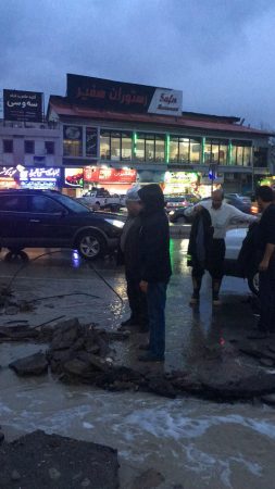 تخریب کانال‌های قدیمی آب در سه راهی گیلاوند جهت رفع آبگرفتگی بلوار آیت‌الله خامنه‌ای (1)