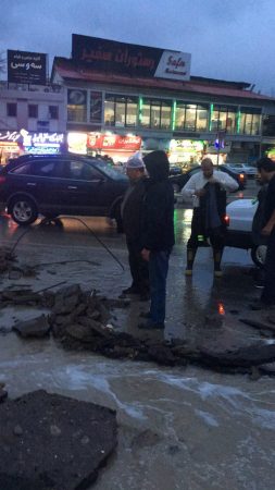 تخریب کانال‌های قدیمی آب در سه راهی گیلاوند جهت رفع آبگرفتگی بلوار آیت‌الله خامنه‌ای (1)