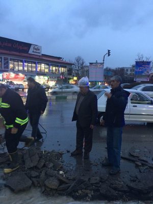 تخریب کانال‌های قدیمی آب در سه راهی گیلاوند جهت رفع آبگرفتگی بلوار آیت‌الله خامنه‌ای (1)