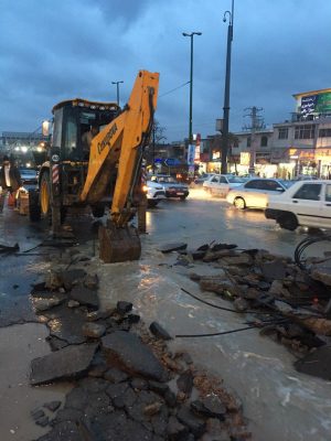 تخریب کانال‌های قدیمی آب در سه راهی گیلاوند جهت رفع آبگرفتگی بلوار آیت‌الله خامنه‌ای (1)