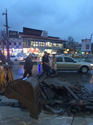 تخریب کانال‌های قدیمی آب در سه راهی گیلاوند جهت رفع آبگرفتگی بلوار آیت‌الله خامنه‌ای (1)