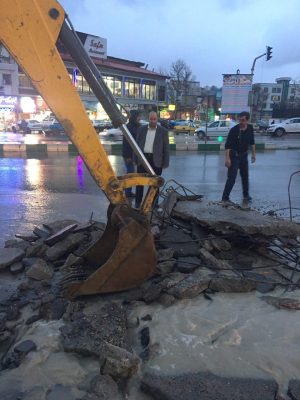 تخریب کانال‌های قدیمی آب در سه راهی گیلاوند جهت رفع آبگرفتگی بلوار آیت‌الله خامنه‌ای (1)