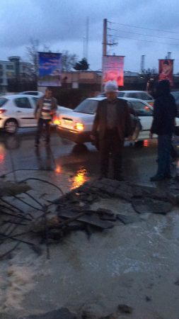 تخریب کانال‌های قدیمی آب در سه راهی گیلاوند جهت رفع آبگرفتگی بلوار آیت‌الله خامنه‌ای (1)