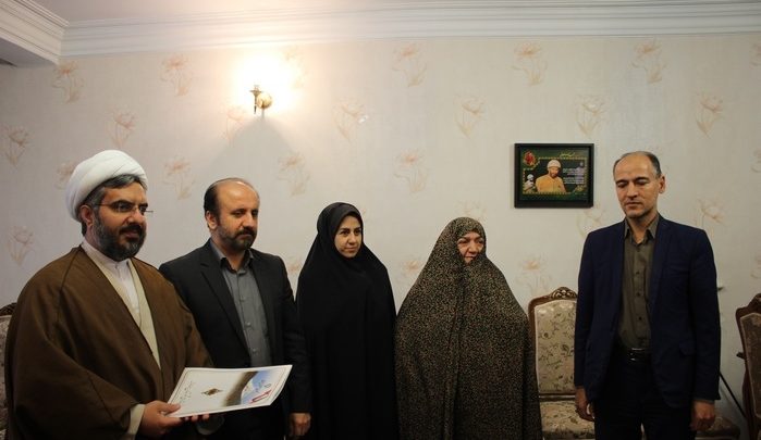 دیدار مسئولان با خانواده شهید محمد سلطانی در دماوند (1)