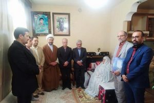 دیدار مسئولان با خانواده شهیدان جعفری و کاکل قمی در دماوند (1)