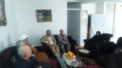دیدار مسئولان با خانواده شهیدان جعفری و کاکل قمی در دماوند (1)