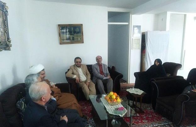 دیدار مسئولان با خانواده شهیدان جعفری و کاکل قمی در دماوند (1)