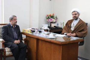 مسئولان اداره منابع طبیعی و آبخیزداری شهرستان دماوند با امام جمعه به‌مناسبت هفته منابع طبیعی (1)