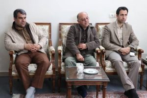 مسئولان اداره منابع طبیعی و آبخیزداری شهرستان دماوند با امام جمعه به‌مناسبت هفته منابع طبیعی (1)