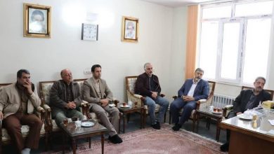 مسئولان اداره منابع طبیعی و آبخیزداری شهرستان دماوند با امام جمعه به‌مناسبت هفته منابع طبیعی (1)