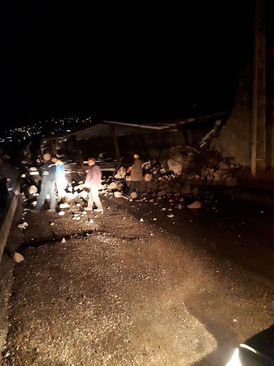 سقوط اسکلت فلزی ساختمان روی کابل برق فشار قوی در روستای آیینه‌ورزان دماوند (1)