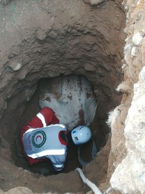 سقوط یک راس گاو به داخل چاه‌ ۵ متری در روستای کالدشت‌پایین دماوند (3)
