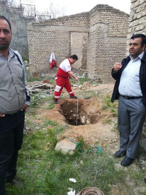 سقوط یک راس گاو به داخل چاه‌ ۵ متری در روستای کالدشت‌پایین دماوند (1)