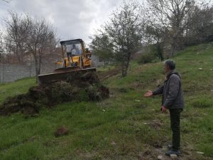 سقوط یک راس گاو به داخل چاه‌ ۵ متری در روستای کالدشت‌پایین دماوند (1)