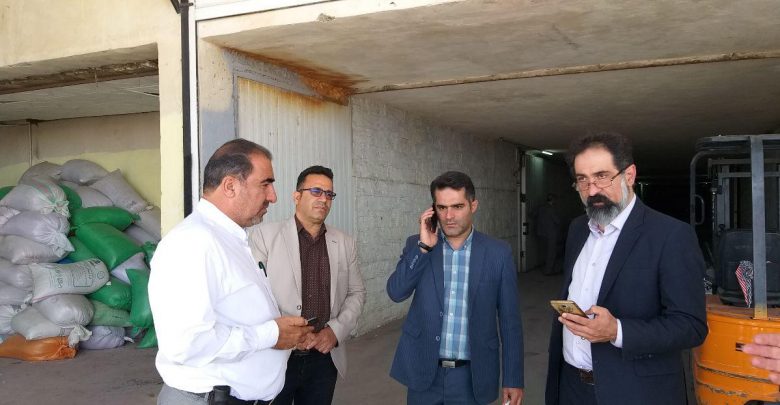 کشف ۳۰۰ تن رب گوجه فرنگی فاسد و مواد کنسانتره مشکوک به قاچاق از سردخانه‌‌ای در دماوند (1)