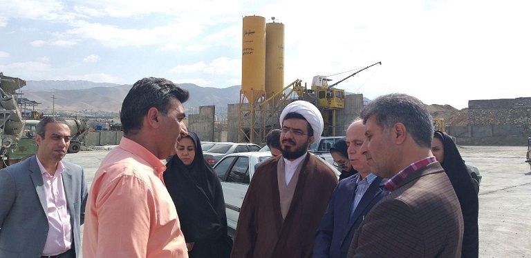 بازدید اعضای کارگروه رونق تولید دماوند از شرکت تولید بتن هشت بهشت در ابتدای جاده وادان (1)